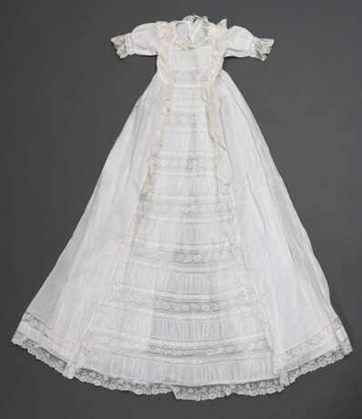 Baumwollbatist Taufkleid mit feinen floralen Weißstickerei Bordüren und Spitzeneinsätzen, 19.Jh., L. 108cm, leicht fleckig - photo 3