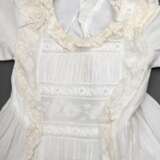 Baumwollbatist Taufkleid mit feinen floralen Weißstickerei Bordüren und Spitzeneinsätzen, 19.Jh., L. 108cm, leicht fleckig - photo 4