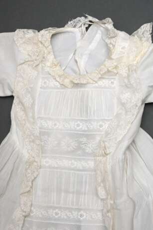 Baumwollbatist Taufkleid mit feinen floralen Weißstickerei Bordüren und Spitzeneinsätzen, 19.Jh., L. 108cm, leicht fleckig - photo 4