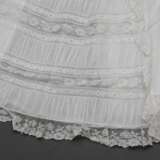 Baumwollbatist Taufkleid mit feinen floralen Weißstickerei Bordüren und Spitzeneinsätzen, 19.Jh., L. 108cm, leicht fleckig - photo 1