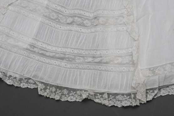 Baumwollbatist Taufkleid mit feinen floralen Weißstickerei Bordüren und Spitzeneinsätzen, 19.Jh., L. 108cm, leicht fleckig - photo 1