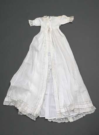 Baumwollbatist Taufkleid mit feinen floralen Weißstickerei Bordüren und Spitzeneinsätzen, 19.Jh., L. 108cm, leicht fleckig - photo 2
