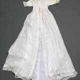 Baumwollbatist Taufkleid mit feinen floralen Weißstickerei Bordüren und Spitzeneinsätzen, 19.Jh., L. 108cm, leicht fleckig - photo 2