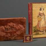 3 Diverse alte Memorabilien: Tanzkarte „Prager Künstler Ball 1888“ (1x10,3x6,8cm), Kalender mit Strohintarsie „Mädchen mit Blumenkorb“ (11,2x7,8cm) und englisches Miniatur Buch „Berloque Dansant", London 1764 (3x2cm… - photo 1