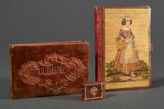 3 Diverse alte Memorabilien: Tanzkarte „Prager Künstler Ball 1888“ (1x10,3x6,8cm), Kalender mit Strohintarsie „Mädchen mit Blumenkorb“ (11,2x7,8cm) und englisches Miniatur Buch „Berloque Dansant", London 1764 (3x2cm… - photo 1