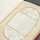 3 Diverse alte Memorabilien: Tanzkarte „Prager Künstler Ball 1888“ (1x10,3x6,8cm), Kalender mit Strohintarsie „Mädchen mit Blumenkorb“ (11,2x7,8cm) und englisches Miniatur Buch „Berloque Dansant", London 1764 (3x2cm… - photo 3