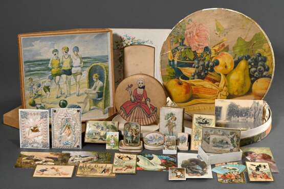 10 Diverse alte Dosen und Schachteln, um 1900: 6 Schmuckkartons, 3 Süßigkeitenboxen und 1 Badekappenverpackung (innen Taufglückwünsche und diverse Postkarten), Papier und Pappe bedruckt, 1,4x4x2,9-2,7x30x30cm, z.T. defek… - photo 1