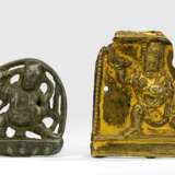 Vergoldete Plakette mit einer zornvollen Gottheit und Plakette mit Vajrapani - фото 1
