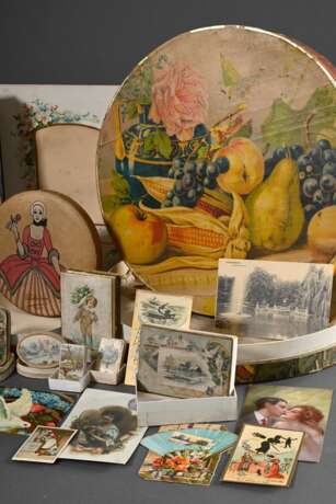 10 Diverse alte Dosen und Schachteln, um 1900: 6 Schmuckkartons, 3 Süßigkeitenboxen und 1 Badekappenverpackung (innen Taufglückwünsche und diverse Postkarten), Papier und Pappe bedruckt, 1,4x4x2,9-2,7x30x30cm, z.T. defek… - photo 2