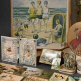 10 Diverse alte Dosen und Schachteln, um 1900: 6 Schmuckkartons, 3 Süßigkeitenboxen und 1 Badekappenverpackung (innen Taufglückwünsche und diverse Postkarten), Papier und Pappe bedruckt, 1,4x4x2,9-2,7x30x30cm, z.T. defek… - photo 3