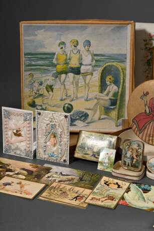 10 Diverse alte Dosen und Schachteln, um 1900: 6 Schmuckkartons, 3 Süßigkeitenboxen und 1 Badekappenverpackung (innen Taufglückwünsche und diverse Postkarten), Papier und Pappe bedruckt, 1,4x4x2,9-2,7x30x30cm, z.T. defek… - photo 3