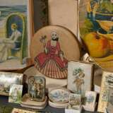 10 Diverse alte Dosen und Schachteln, um 1900: 6 Schmuckkartons, 3 Süßigkeitenboxen und 1 Badekappenverpackung (innen Taufglückwünsche und diverse Postkarten), Papier und Pappe bedruckt, 1,4x4x2,9-2,7x30x30cm, z.T. defek… - photo 4