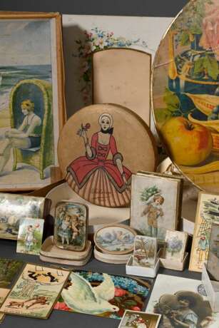 10 Diverse alte Dosen und Schachteln, um 1900: 6 Schmuckkartons, 3 Süßigkeitenboxen und 1 Badekappenverpackung (innen Taufglückwünsche und diverse Postkarten), Papier und Pappe bedruckt, 1,4x4x2,9-2,7x30x30cm, z.T. defek… - photo 4