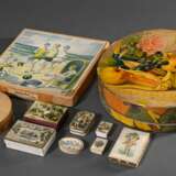 10 Diverse alte Dosen und Schachteln, um 1900: 6 Schmuckkartons, 3 Süßigkeitenboxen und 1 Badekappenverpackung (innen Taufglückwünsche und diverse Postkarten), Papier und Pappe bedruckt, 1,4x4x2,9-2,7x30x30cm, z.T. defek… - photo 6