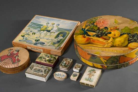 10 Diverse alte Dosen und Schachteln, um 1900: 6 Schmuckkartons, 3 Süßigkeitenboxen und 1 Badekappenverpackung (innen Taufglückwünsche und diverse Postkarten), Papier und Pappe bedruckt, 1,4x4x2,9-2,7x30x30cm, z.T. defek… - photo 6