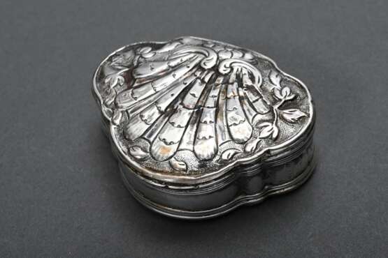 Muschelförmige Tabatiere mit getriebenem und graviertem Deckel, Frankreich Anfang 18.Jh., Tremolierstich, Silber, ungedeutete Punzen, 49g, 2,3x6,4x5,4cm, Alterspuren, rest. - photo 1