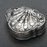 Muschelförmige Tabatiere mit getriebenem und graviertem Deckel, Frankreich Anfang 18.Jh., Tremolierstich, Silber, ungedeutete Punzen, 49g, 2,3x6,4x5,4cm, Alterspuren, rest. - photo 1