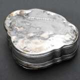 Muschelförmige Tabatiere mit getriebenem und graviertem Deckel, Frankreich Anfang 18.Jh., Tremolierstich, Silber, ungedeutete Punzen, 49g, 2,3x6,4x5,4cm, Alterspuren, rest. - photo 2
