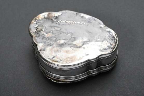 Muschelförmige Tabatiere mit getriebenem und graviertem Deckel, Frankreich Anfang 18.Jh., Tremolierstich, Silber, ungedeutete Punzen, 49g, 2,3x6,4x5,4cm, Alterspuren, rest. - photo 2