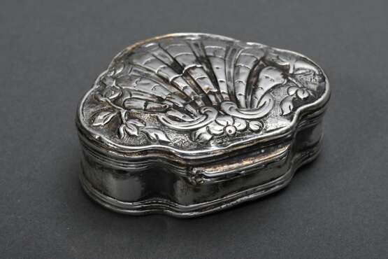 Muschelförmige Tabatiere mit getriebenem und graviertem Deckel, Frankreich Anfang 18.Jh., Tremolierstich, Silber, ungedeutete Punzen, 49g, 2,3x6,4x5,4cm, Alterspuren, rest. - photo 3