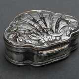 Muschelförmige Tabatiere mit getriebenem und graviertem Deckel, Frankreich Anfang 18.Jh., Tremolierstich, Silber, ungedeutete Punzen, 49g, 2,3x6,4x5,4cm, Alterspuren, rest. - photo 3