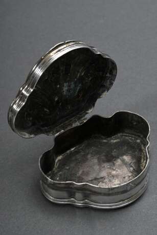 Muschelförmige Tabatiere mit getriebenem und graviertem Deckel, Frankreich Anfang 18.Jh., Tremolierstich, Silber, ungedeutete Punzen, 49g, 2,3x6,4x5,4cm, Alterspuren, rest. - photo 4