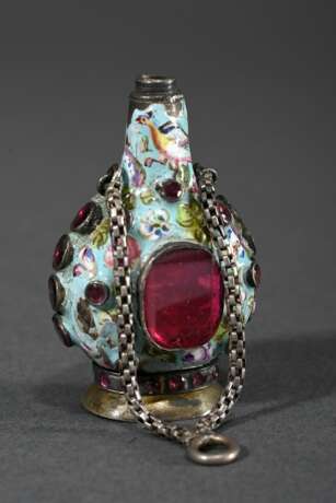 Antiker Miniatur Flakon an Kettchen mit polychromer Emaillebemalung und Glasstein Besatz, kleines Geheimfach unter mittig aufklappbarem Stein, wohl 17./18.Jh., H. 4cm, bestoßen, Deckel verloren, 2 Steine fehlen - photo 2