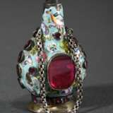 Antiker Miniatur Flakon an Kettchen mit polychromer Emaillebemalung und Glasstein Besatz, kleines Geheimfach unter mittig aufklappbarem Stein, wohl 17./18.Jh., H. 4cm, bestoßen, Deckel verloren, 2 Steine fehlen - photo 2