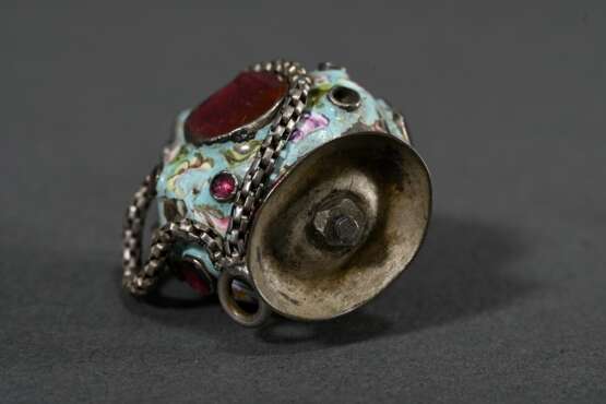 Antiker Miniatur Flakon an Kettchen mit polychromer Emaillebemalung und Glasstein Besatz, kleines Geheimfach unter mittig aufklappbarem Stein, wohl 17./18.Jh., H. 4cm, bestoßen, Deckel verloren, 2 Steine fehlen - photo 3