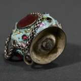 Antiker Miniatur Flakon an Kettchen mit polychromer Emaillebemalung und Glasstein Besatz, kleines Geheimfach unter mittig aufklappbarem Stein, wohl 17./18.Jh., H. 4cm, bestoßen, Deckel verloren, 2 Steine fehlen - photo 3