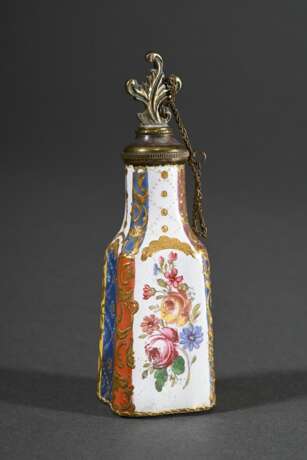 Kleiner Kupfer emaillierter Parfumflakon mit polychromem Fond und Blumenmalerei sowie reliefierter Goldstaffage, Messingmontierung und Blattstöpsel, 2. Hälfte 18.Jh., H. 8,8cm - Foto 1