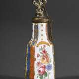 Kleiner Kupfer emaillierter Parfumflakon mit polychromem Fond und Blumenmalerei sowie reliefierter Goldstaffage, Messingmontierung und Blattstöpsel, 2. Hälfte 18.Jh., H. 8,8cm - Foto 1