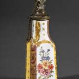 Kleiner Kupfer emaillierter Parfumflakon mit polychromem Fond und Blumenmalerei sowie reliefierter Goldstaffage, Messingmontierung und Blattstöpsel, 2. Hälfte 18.Jh., H. 8,8cm - Foto 2