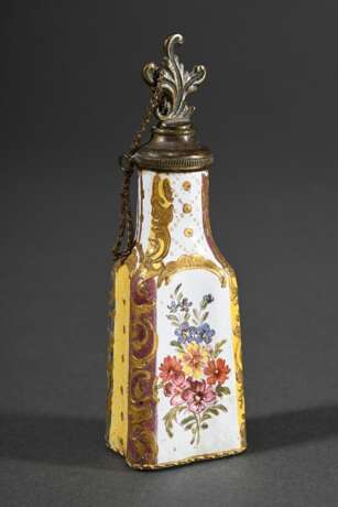 Kleiner Kupfer emaillierter Parfumflakon mit polychromem Fond und Blumenmalerei sowie reliefierter Goldstaffage, Messingmontierung und Blattstöpsel, 2. Hälfte 18.Jh., H. 8,8cm - Foto 2
