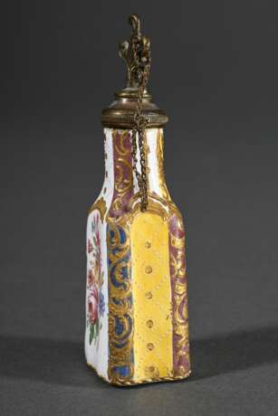 Kleiner Kupfer emaillierter Parfumflakon mit polychromem Fond und Blumenmalerei sowie reliefierter Goldstaffage, Messingmontierung und Blattstöpsel, 2. Hälfte 18.Jh., H. 8,8cm - Foto 3