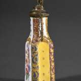 Kleiner Kupfer emaillierter Parfumflakon mit polychromem Fond und Blumenmalerei sowie reliefierter Goldstaffage, Messingmontierung und Blattstöpsel, 2. Hälfte 18.Jh., H. 8,8cm - Foto 3
