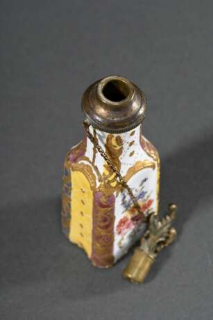 Kleiner Kupfer emaillierter Parfumflakon mit polychromem Fond und Blumenmalerei sowie reliefierter Goldstaffage, Messingmontierung und Blattstöpsel, 2. Hälfte 18.Jh., H. 8,8cm - Foto 5