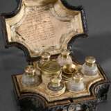 Seltene Lederschatulle mit gewölbtem Deckel über rechteckigem Korpus mit stark eingezogenen Ecken auf Messingfüßen, allseitige florale Filigransilber Beschläge, beige Seideninterieur mit Goldpapierborten und vollständige… - photo 2