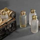 Seltene Lederschatulle mit gewölbtem Deckel über rechteckigem Korpus mit stark eingezogenen Ecken auf Messingfüßen, allseitige florale Filigransilber Beschläge, beige Seideninterieur mit Goldpapierborten und vollständige… - photo 3