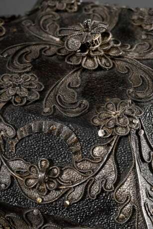 Seltene Lederschatulle mit gewölbtem Deckel über rechteckigem Korpus mit stark eingezogenen Ecken auf Messingfüßen, allseitige florale Filigransilber Beschläge, beige Seideninterieur mit Goldpapierborten und vollständige… - photo 7