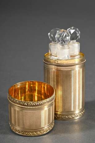 Guillochiertes Silber vergoldetes Flakon Etui mit umlaufenden Dekorfriesen in goldpunziertem Lederetui, innen 3 eingepasste Flakons, am Boden sign. "Bointaburet a Paris", Modellnr. 20854, Frankreich um 1900, Si… - фото 1