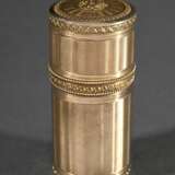 Guillochiertes Silber vergoldetes Flakon Etui mit umlaufenden Dekorfriesen in goldpunziertem Lederetui, innen 3 eingepasste Flakons, am Boden sign. "Bointaburet a Paris", Modellnr. 20854, Frankreich um 1900, Si… - фото 2