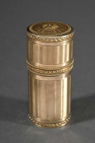 Guillochiertes Silber vergoldetes Flakon Etui mit umlaufenden Dekorfriesen in goldpunziertem Lederetui, innen 3 eingepasste Flakons, am Boden sign. "Bointaburet a Paris", Modellnr. 20854, Frankreich um 1900, Si… - фото 2