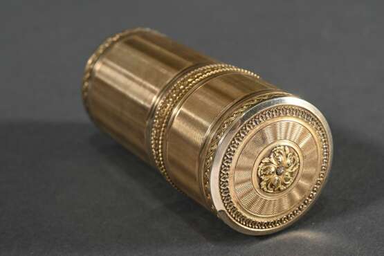 Guillochiertes Silber vergoldetes Flakon Etui mit umlaufenden Dekorfriesen in goldpunziertem Lederetui, innen 3 eingepasste Flakons, am Boden sign. "Bointaburet a Paris", Modellnr. 20854, Frankreich um 1900, Si… - фото 3