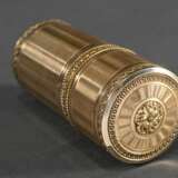 Guillochiertes Silber vergoldetes Flakon Etui mit umlaufenden Dekorfriesen in goldpunziertem Lederetui, innen 3 eingepasste Flakons, am Boden sign. "Bointaburet a Paris", Modellnr. 20854, Frankreich um 1900, Si… - фото 3