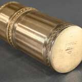 Guillochiertes Silber vergoldetes Flakon Etui mit umlaufenden Dekorfriesen in goldpunziertem Lederetui, innen 3 eingepasste Flakons, am Boden sign. "Bointaburet a Paris", Modellnr. 20854, Frankreich um 1900, Si… - фото 4