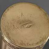 Guillochiertes Silber vergoldetes Flakon Etui mit umlaufenden Dekorfriesen in goldpunziertem Lederetui, innen 3 eingepasste Flakons, am Boden sign. "Bointaburet a Paris", Modellnr. 20854, Frankreich um 1900, Si… - фото 5