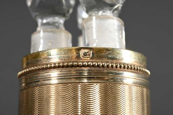 Guillochiertes Silber vergoldetes Flakon Etui mit umlaufenden Dekorfriesen in goldpunziertem Lederetui, innen 3 eingepasste Flakons, am Boden sign. "Bointaburet a Paris", Modellnr. 20854, Frankreich um 1900, Si… - фото 6