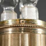 Guillochiertes Silber vergoldetes Flakon Etui mit umlaufenden Dekorfriesen in goldpunziertem Lederetui, innen 3 eingepasste Flakons, am Boden sign. "Bointaburet a Paris", Modellnr. 20854, Frankreich um 1900, Si… - фото 6