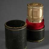 Guillochiertes Silber vergoldetes Flakon Etui mit umlaufenden Dekorfriesen in goldpunziertem Lederetui, innen 3 eingepasste Flakons, am Boden sign. "Bointaburet a Paris", Modellnr. 20854, Frankreich um 1900, Si… - фото 9